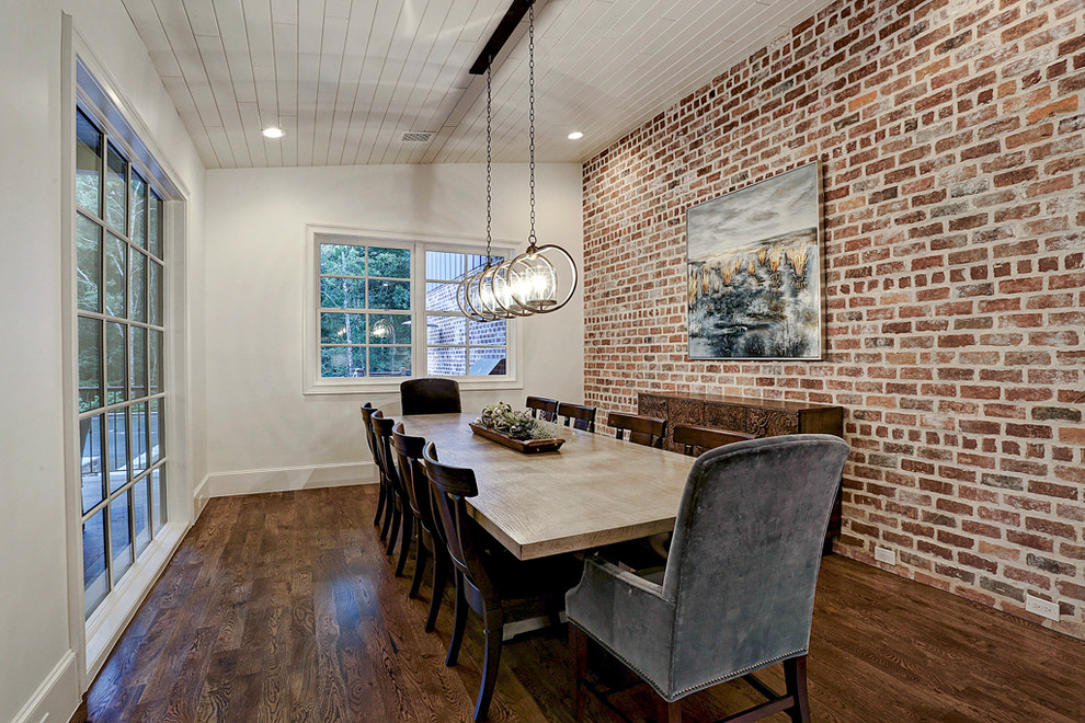 Große Wohnküche mit weißer Wandfarbe, braunem Holzboden und braunem Boden in Houston