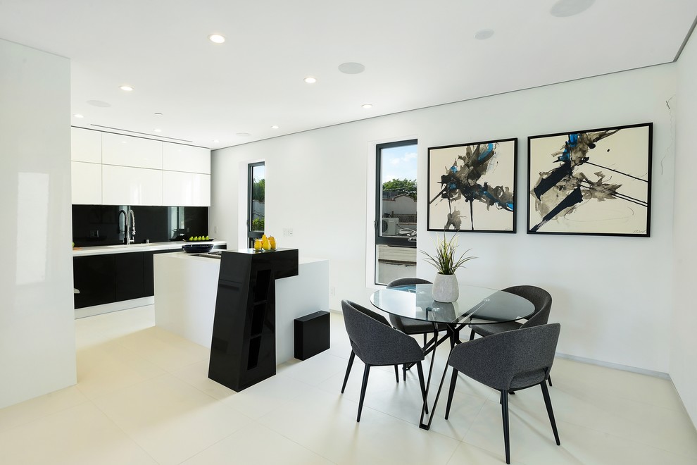 Inspiration pour une salle à manger ouverte sur la cuisine design de taille moyenne avec un mur blanc, tomettes au sol et un sol blanc.
