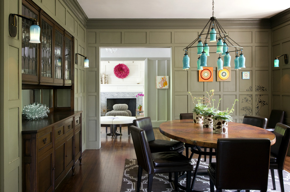 Idées déco pour une salle à manger classique avec un mur vert et parquet foncé.