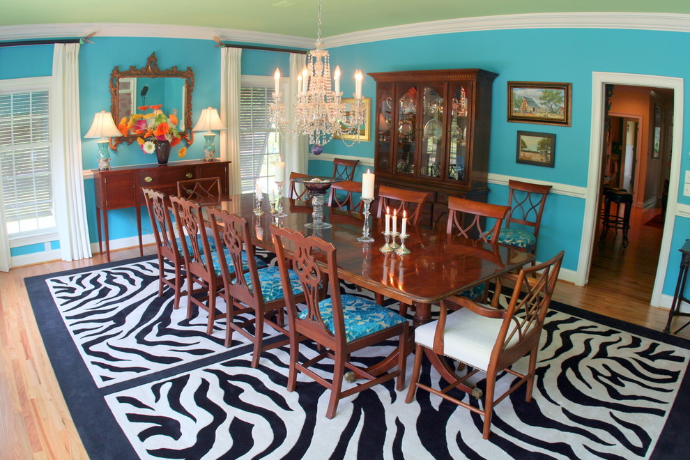 Ispirazione per una grande sala da pranzo eclettica chiusa con pareti blu, parquet chiaro, nessun camino e pavimento beige