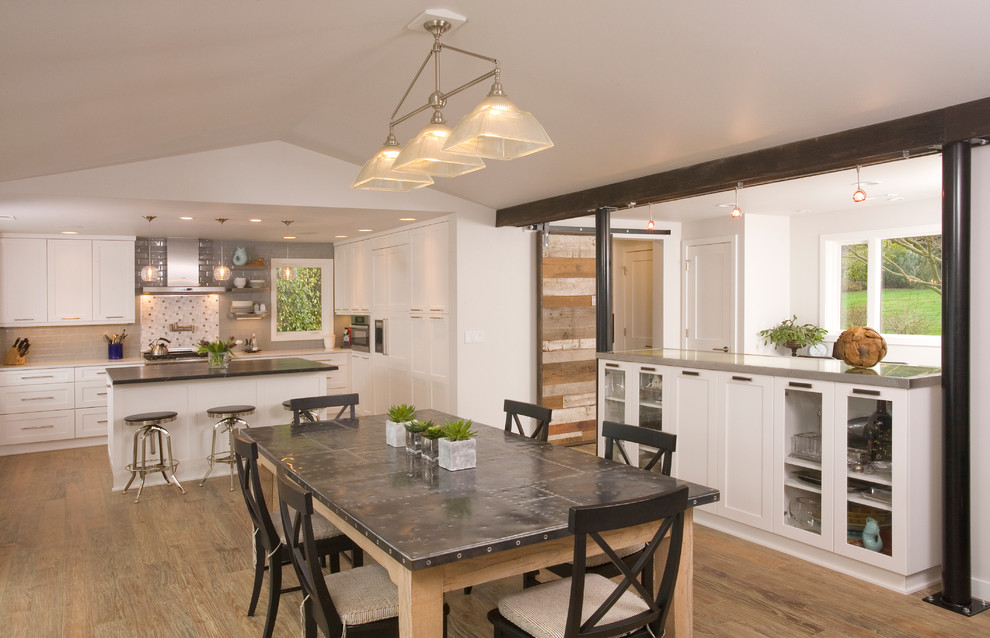 Стильный дизайн: кухня-столовая в современном стиле с белыми стенами и паркетным полом среднего тона - последний тренд