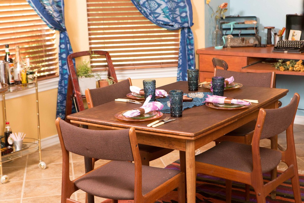 Immagine di una sala da pranzo aperta verso la cucina boho chic di medie dimensioni con pareti blu e pavimento con piastrelle in ceramica