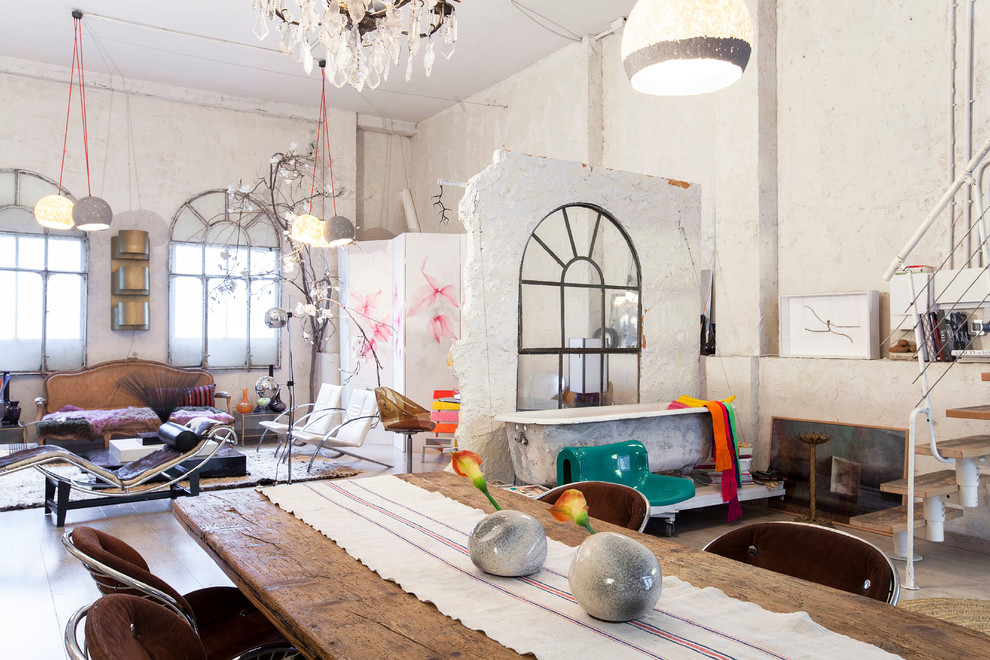 Offenes, Geräumiges Eklektisches Esszimmer ohne Kamin mit weißer Wandfarbe und Betonboden in Madrid
