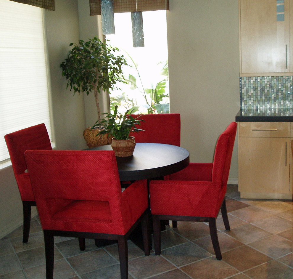 Immagine di una sala da pranzo aperta verso la cucina contemporanea di medie dimensioni con pareti beige e pavimento con piastrelle in ceramica