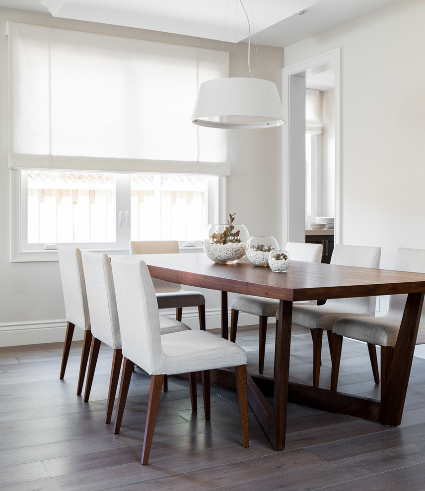 Modelo de comedor tradicional renovado de tamaño medio cerrado con paredes blancas y suelo de madera en tonos medios