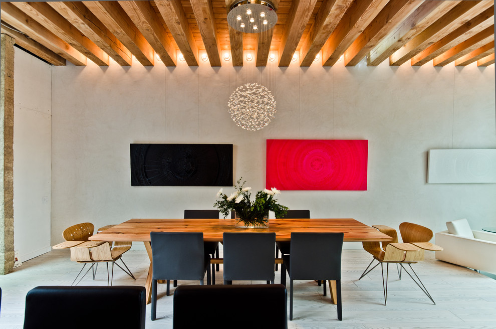 Immagine di una sala da pranzo design con pareti bianche e parquet chiaro