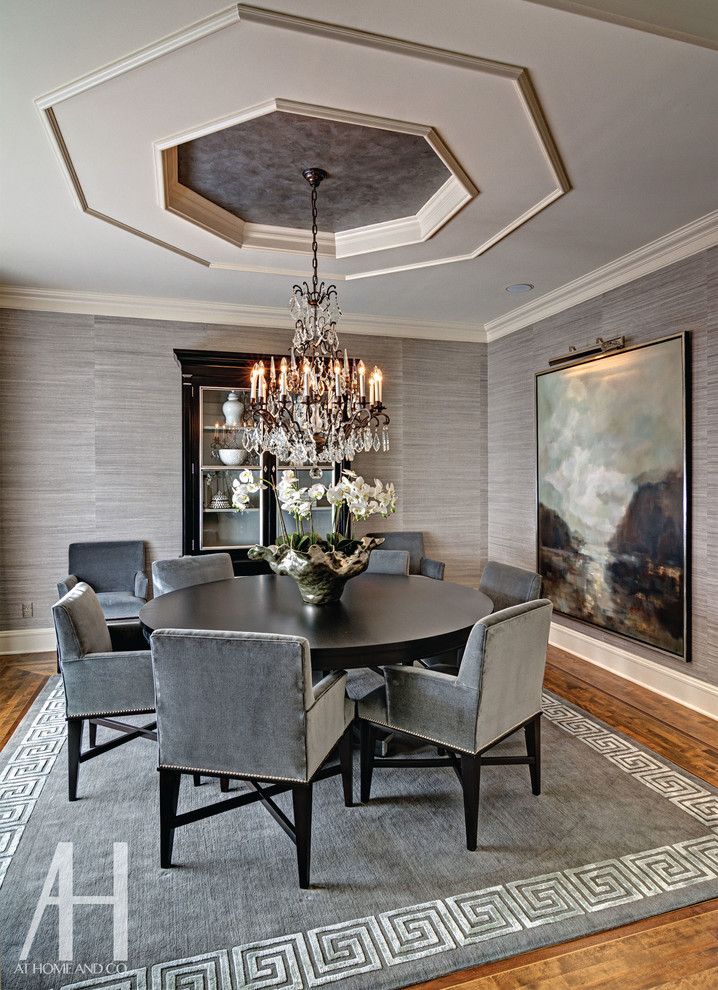 Esempio di una sala da pranzo aperta verso il soggiorno chic con pareti con effetto metallico e pavimento in legno massello medio