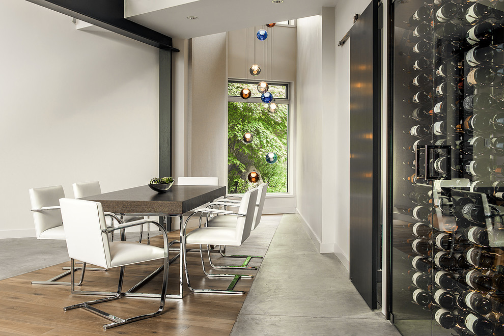 Идея дизайна: большая кухня-столовая в современном стиле с белыми стенами и бетонным полом