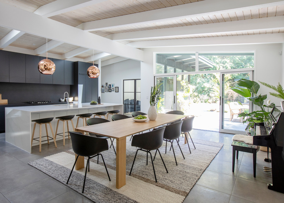 Свежая идея для дизайна: большая кухня-столовая в стиле ретро с белыми стенами, серым полом и бетонным полом без камина - отличное фото интерьера
