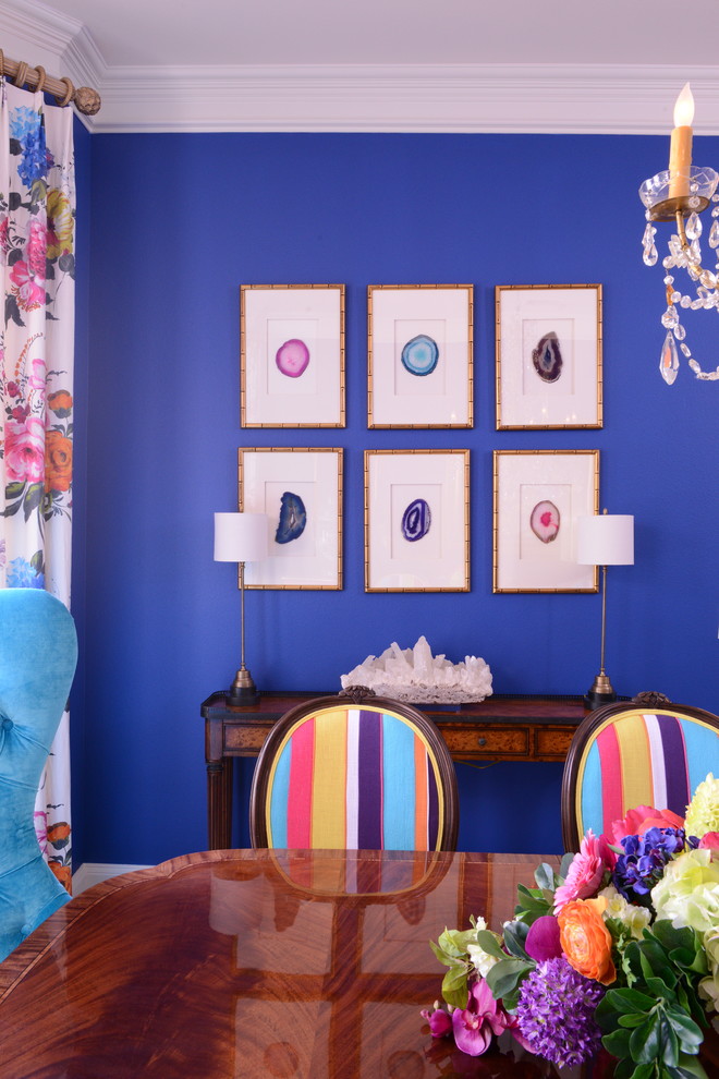 Imagen de comedor tropical cerrado sin chimenea con paredes azules y suelo de madera en tonos medios