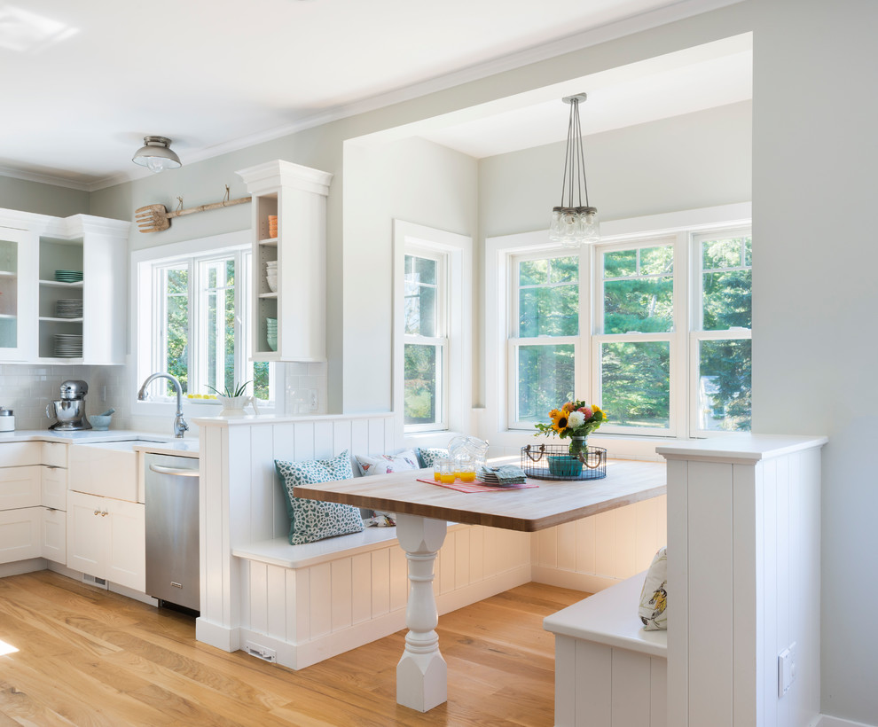 Country Wohnküche mit grauer Wandfarbe und braunem Holzboden in Providence