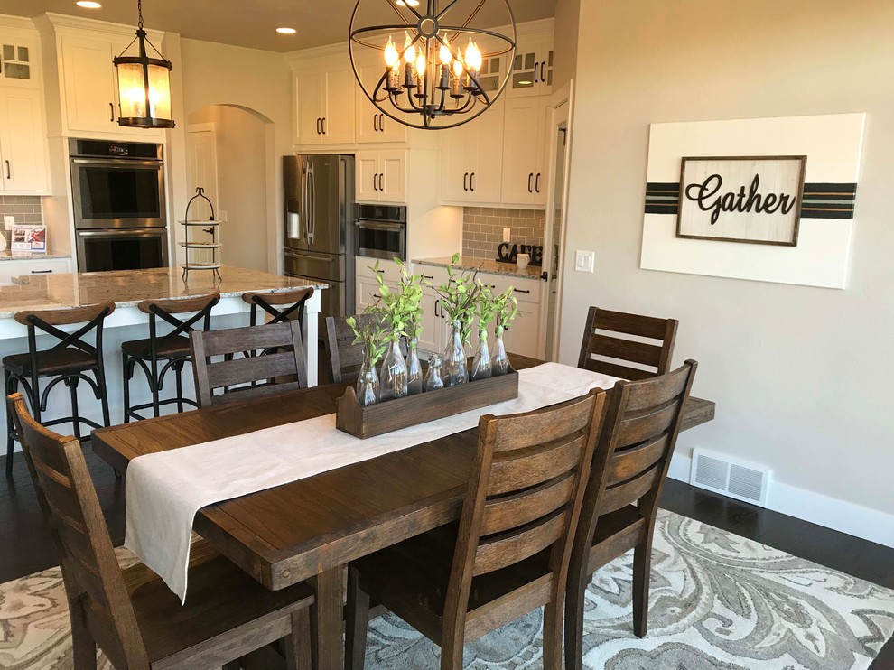 Idee per una sala da pranzo aperta verso la cucina stile americano di medie dimensioni con pareti beige, pavimento in vinile e pavimento marrone