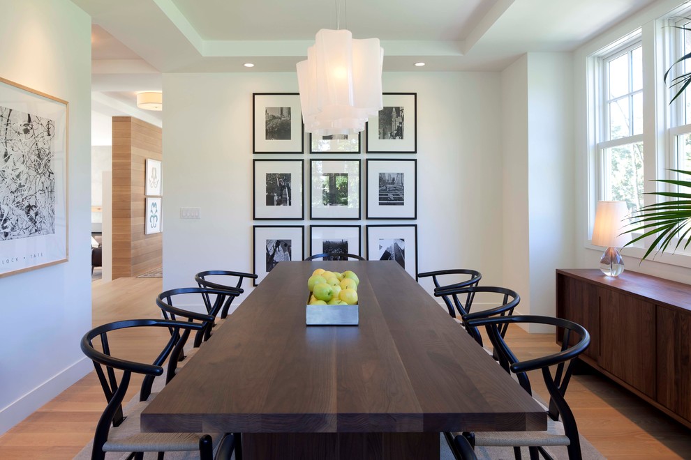 Immagine di una sala da pranzo minimal con pareti bianche