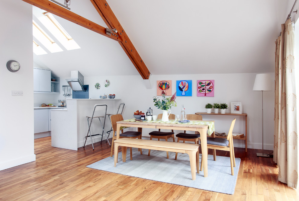 Moderne Wohnküche mit weißer Wandfarbe, braunem Holzboden und braunem Boden in Edinburgh