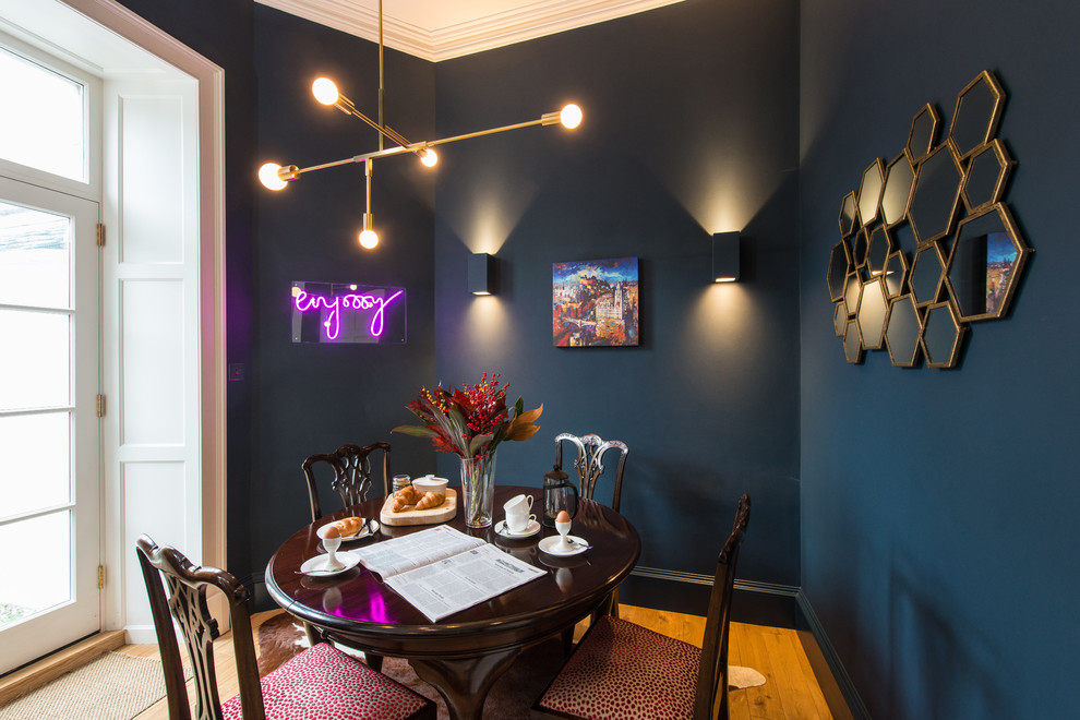 Inspiration för klassiska matplatser, med blå väggar och mellanmörkt trägolv