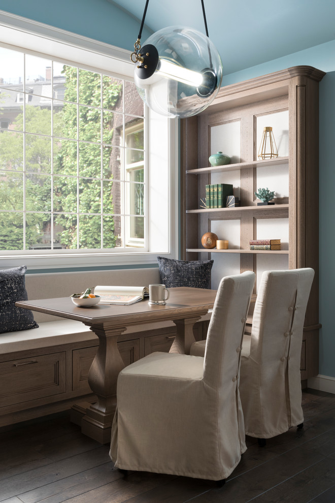 Idee per una sala da pranzo aperta verso la cucina tradizionale con pareti blu, parquet scuro e pavimento marrone