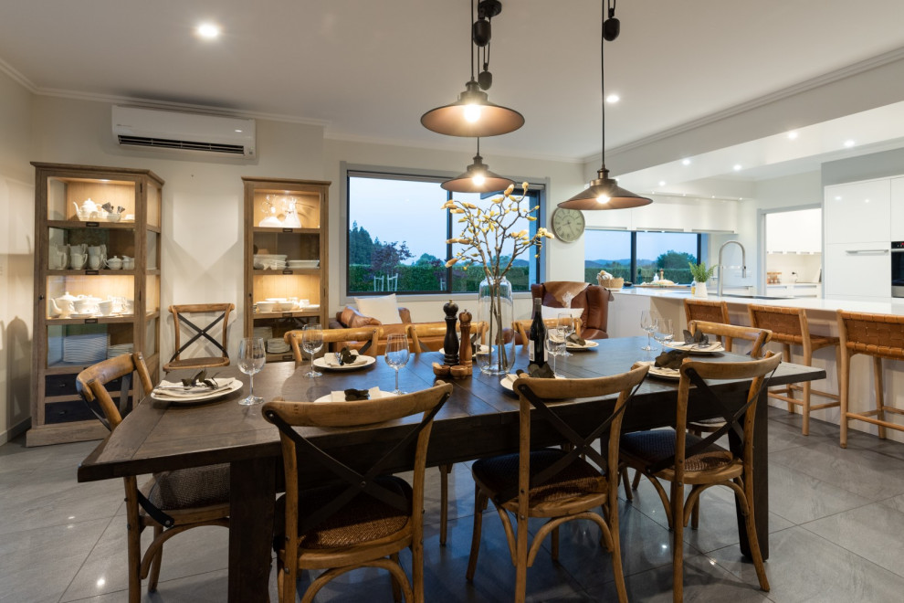 Esempio di una sala da pranzo aperta verso la cucina minimalista di medie dimensioni con pareti bianche, pavimento con piastrelle in ceramica e pavimento grigio