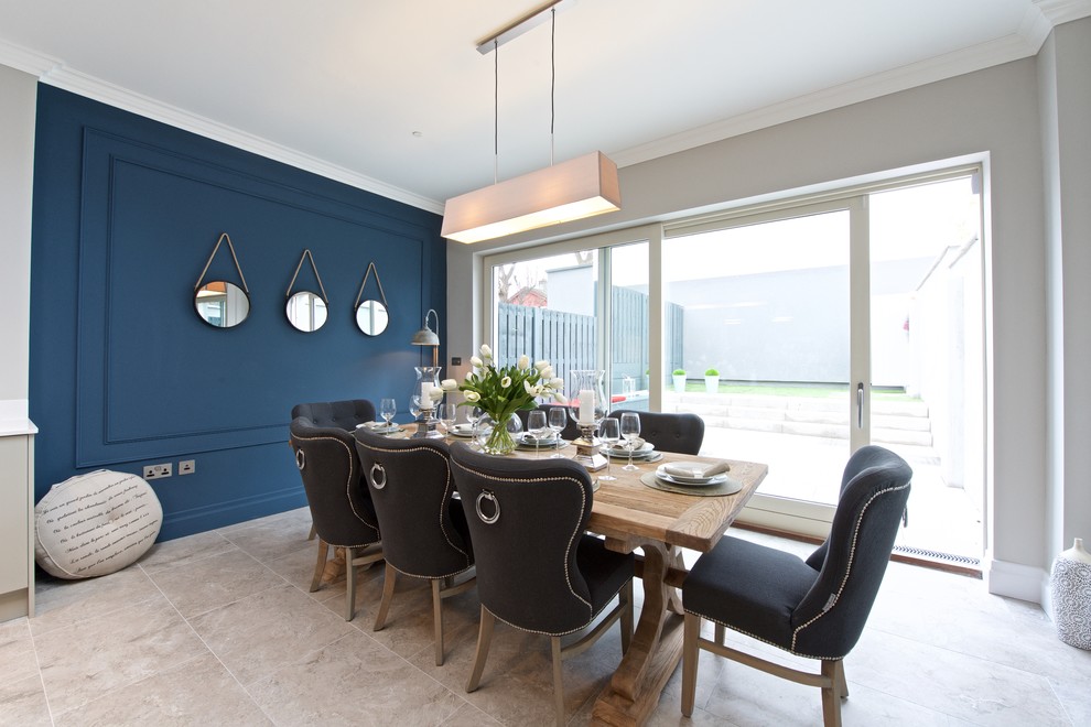 Esempio di una sala da pranzo stile marinaro con pareti blu e nessun camino