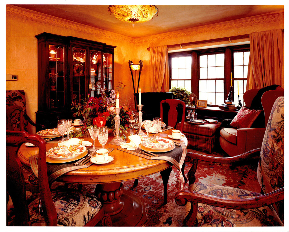 Dining room - traditional dining room idea in Minneapolis