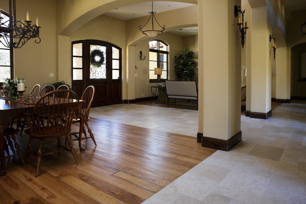 Foto di una sala da pranzo stile americano chiusa e di medie dimensioni con pareti beige, pavimento in legno massello medio e nessun camino