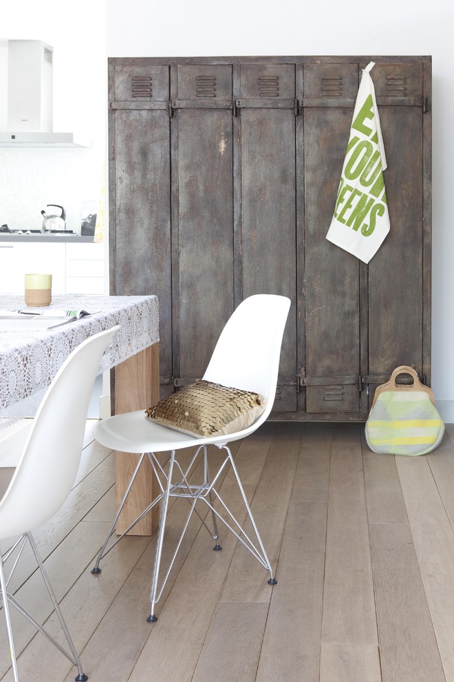 Inspiration pour une salle à manger style shabby chic avec un mur blanc et un sol en bois brun.