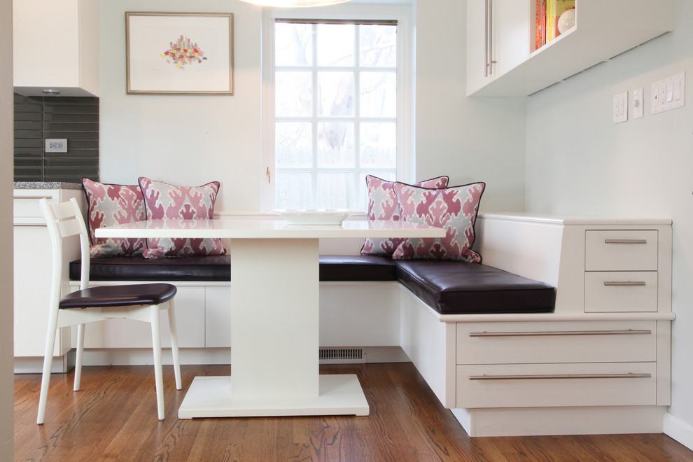 Esempio di una sala da pranzo aperta verso la cucina contemporanea di medie dimensioni con pavimento in legno massello medio
