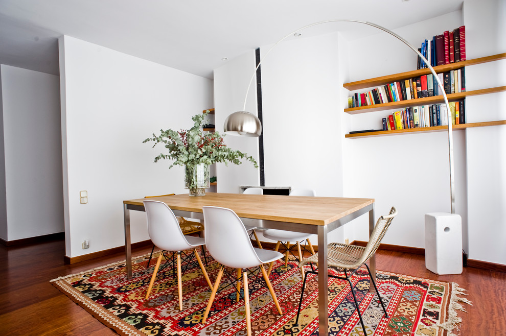 Imagen de comedor contemporáneo de tamaño medio cerrado sin chimenea con paredes blancas y suelo de madera en tonos medios