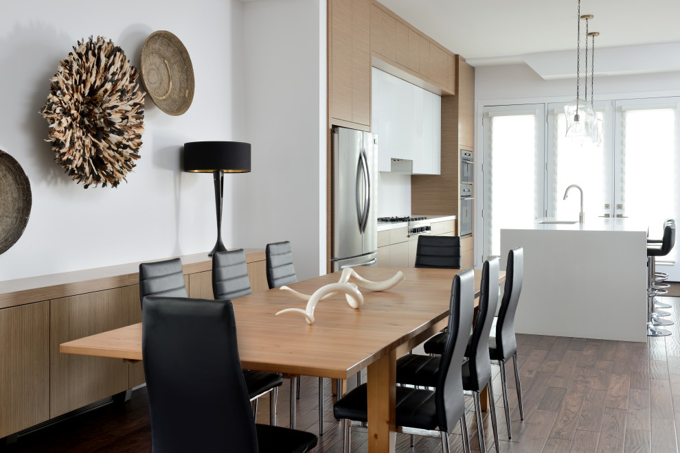 Esempio di una sala da pranzo aperta verso la cucina contemporanea con pareti bianche, parquet scuro e pavimento marrone
