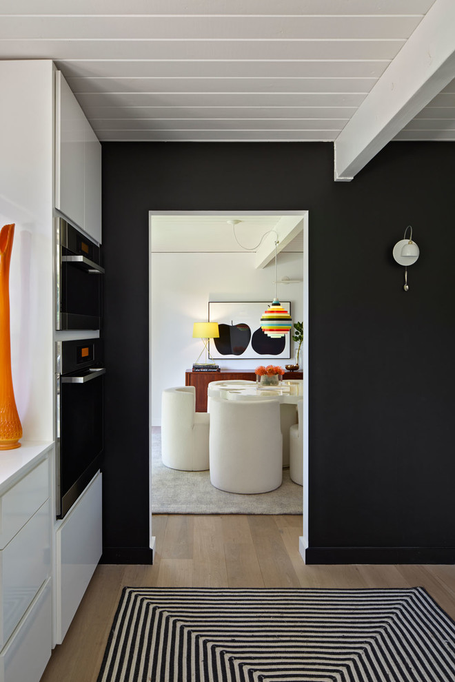 Esempio di una sala da pranzo minimalista con pareti nere