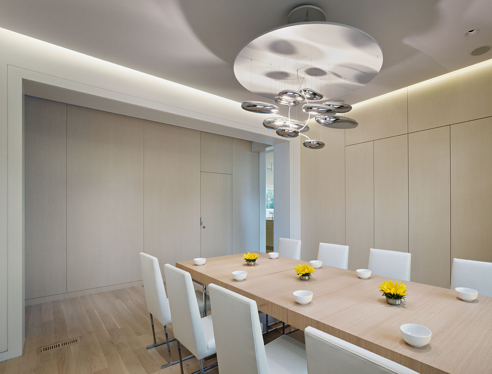 Immagine di una sala da pranzo minimalista con pareti bianche e parquet scuro