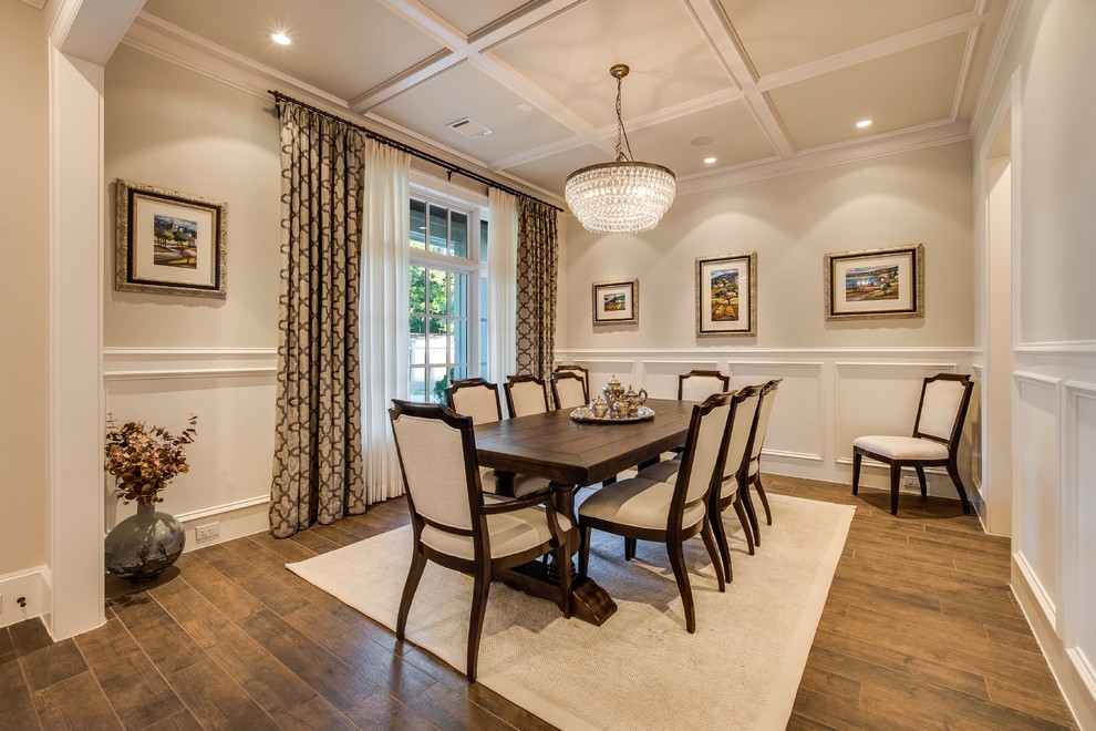 Immagine di una grande sala da pranzo classica chiusa con pavimento marrone, pavimento in gres porcellanato e pareti beige
