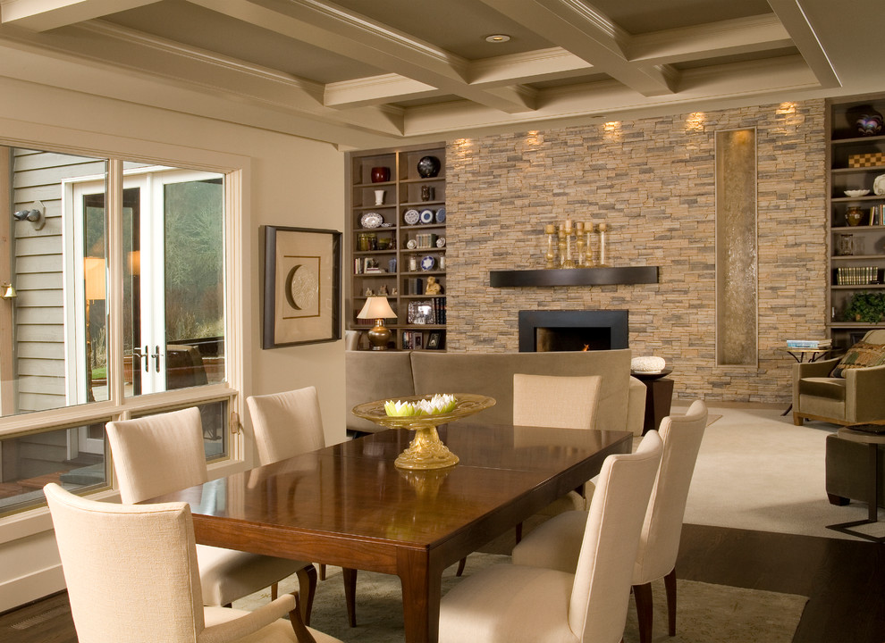 Idee per una grande sala da pranzo aperta verso il soggiorno classica con pareti beige e parquet scuro
