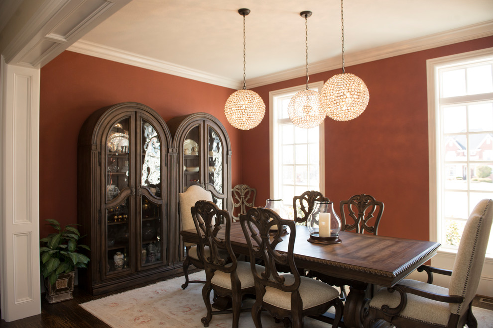 Esempio di una sala da pranzo chic di medie dimensioni con pareti arancioni, parquet scuro e pavimento marrone