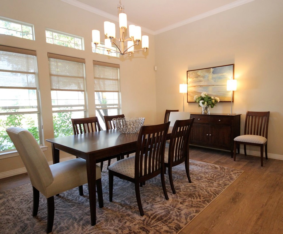 Exemple d'une salle à manger chic de taille moyenne avec un mur beige, un sol en bois brun et aucune cheminée.
