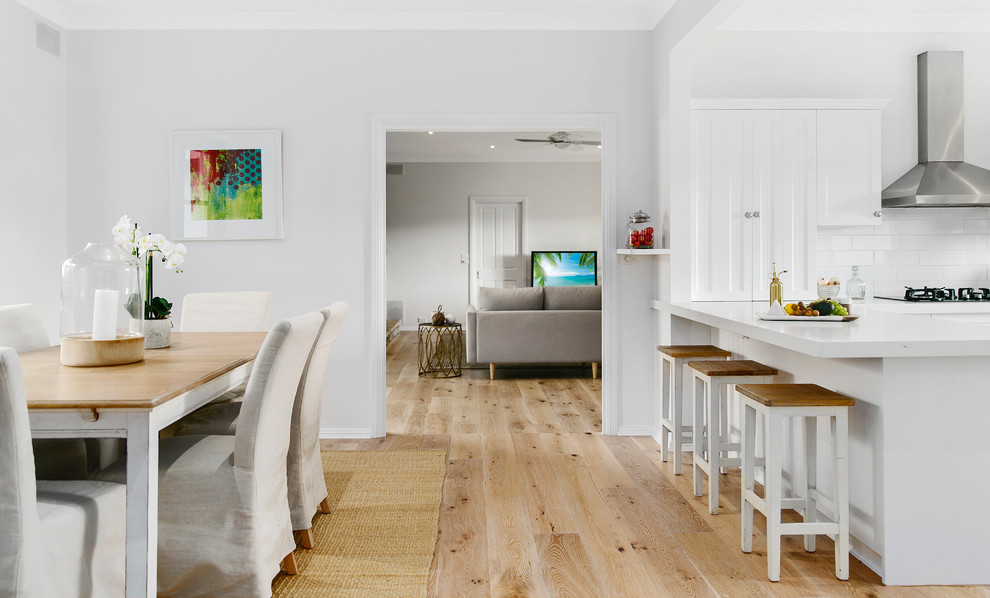 Источник вдохновения для домашнего уюта: кухня-столовая среднего размера в стиле неоклассика (современная классика) с серыми стенами, светлым паркетным полом и бежевым полом