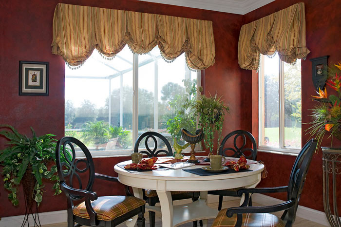 Esempio di una sala da pranzo aperta verso il soggiorno tradizionale di medie dimensioni con pareti rosse, parquet chiaro e nessun camino