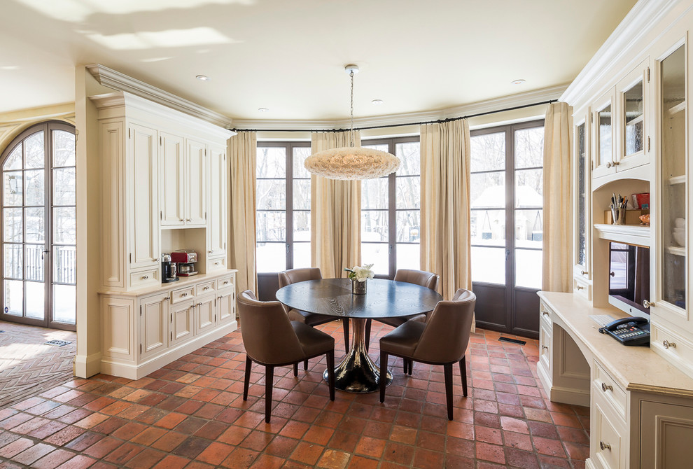 Esempio di una sala da pranzo aperta verso la cucina minimal di medie dimensioni con pareti beige, pavimento in terracotta, nessun camino e pavimento marrone