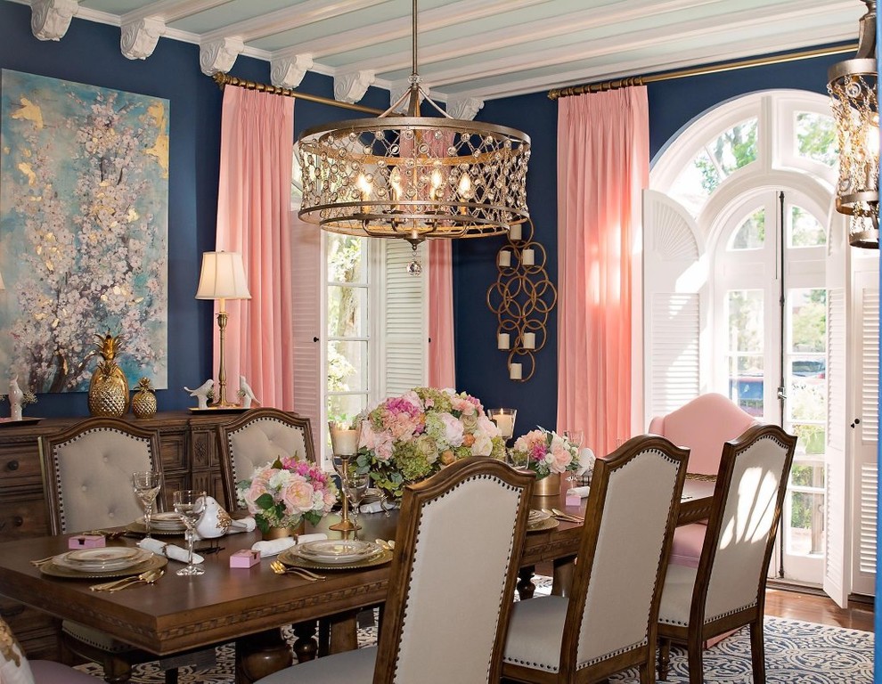 Immagine di una grande sala da pranzo classica chiusa con pareti blu, parquet scuro, nessun camino e pavimento marrone