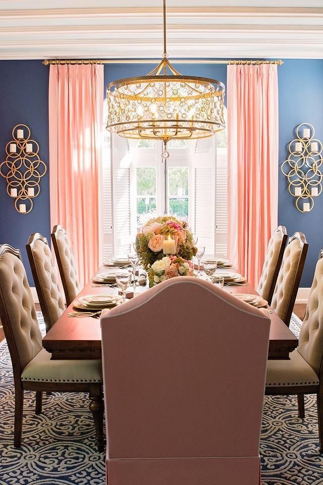 Foto di una grande sala da pranzo classica chiusa con pareti blu, parquet scuro, nessun camino e pavimento marrone