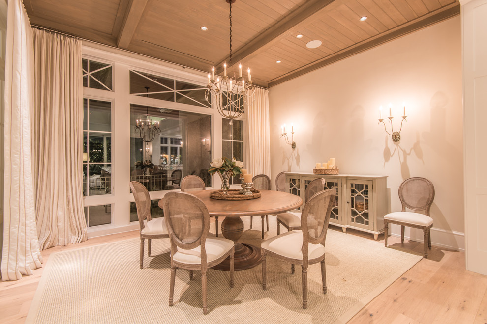 Idée de décoration pour une salle à manger ouverte sur le salon tradition de taille moyenne avec un mur beige, parquet clair et aucune cheminée.