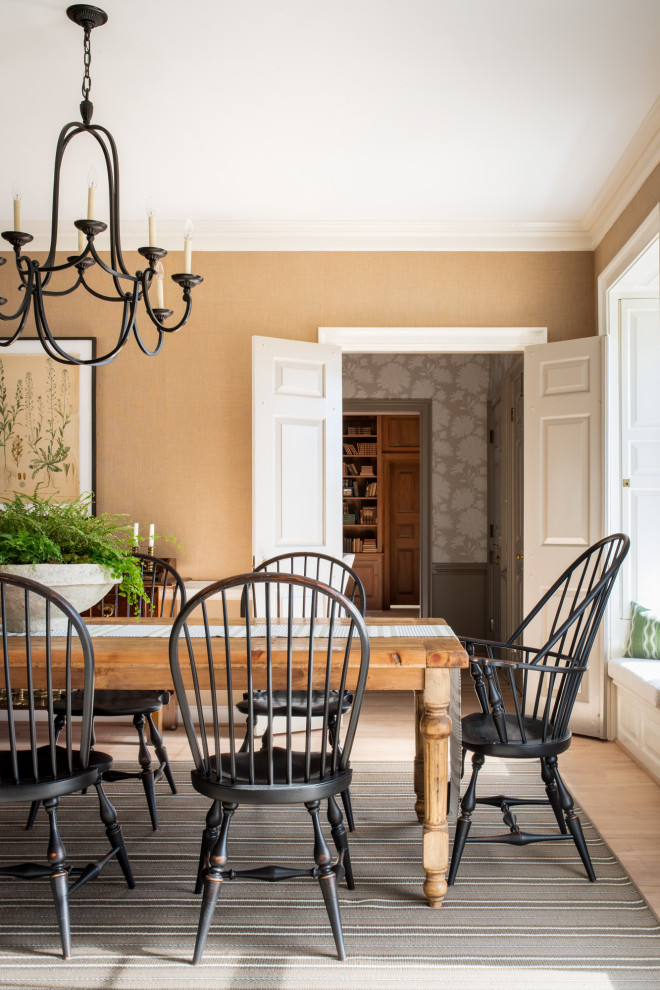 Idée de décoration pour une grande salle à manger avec un mur beige, parquet clair, une cheminée standard, un manteau de cheminée en bois et un sol beige.