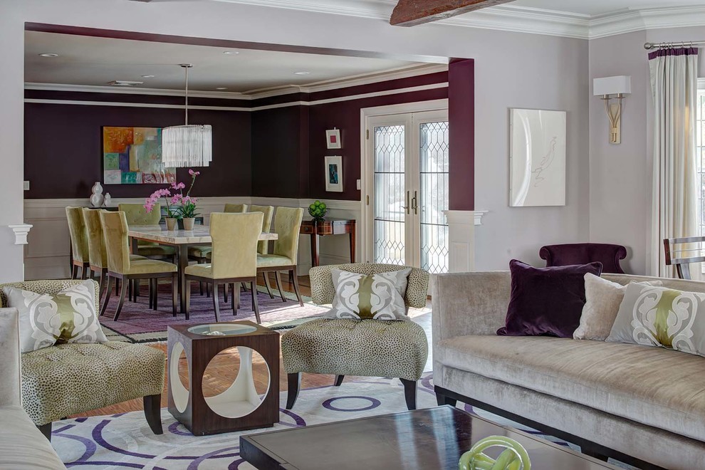Idée de décoration pour une grande salle à manger tradition fermée avec un mur violet, un sol en bois brun, une cheminée standard et un manteau de cheminée en pierre.