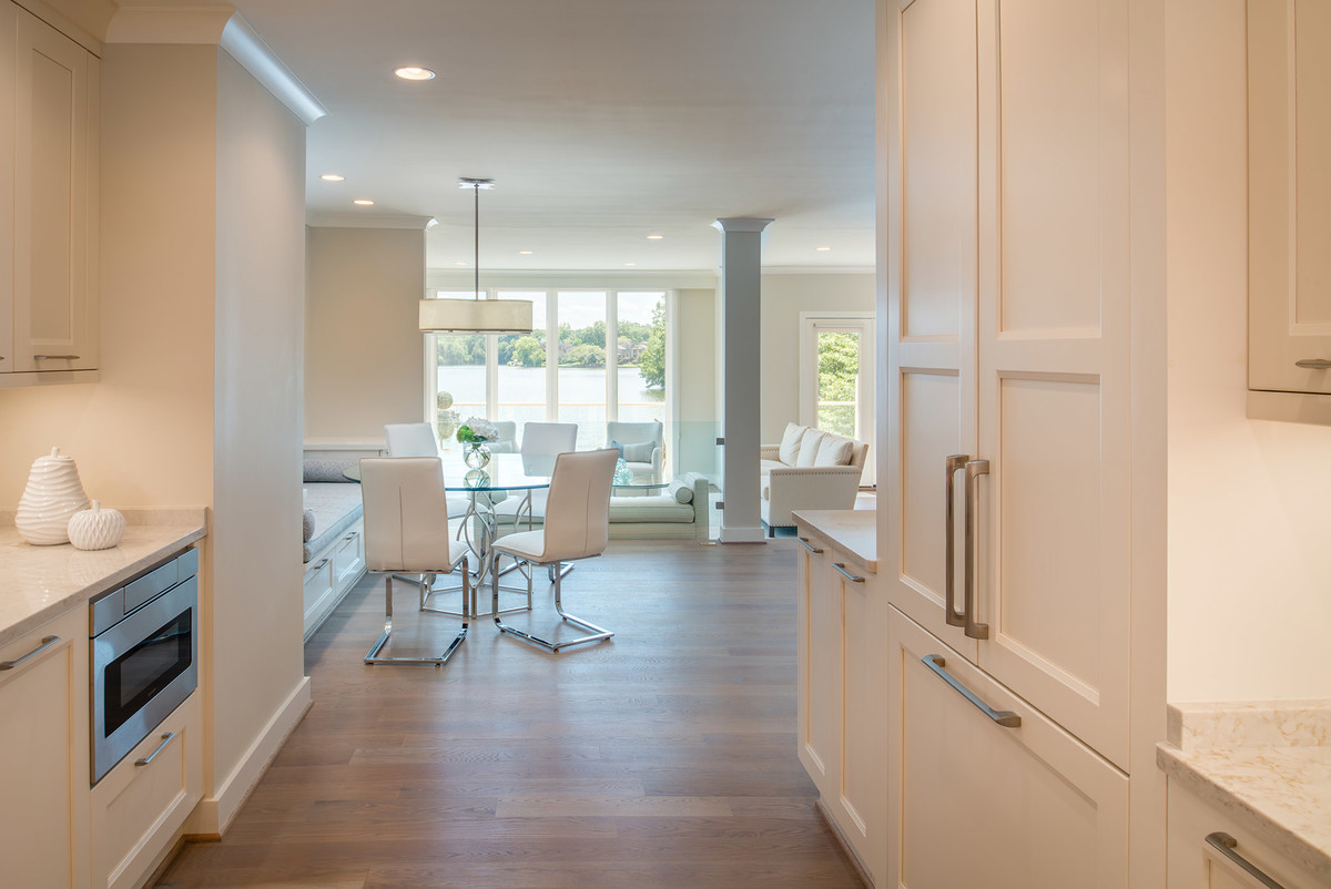 Immagine di una sala da pranzo aperta verso la cucina design di medie dimensioni con pareti bianche