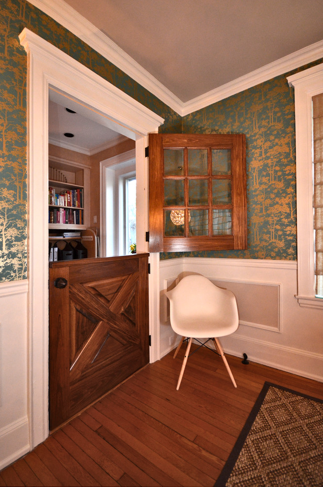 Eklektisches Esszimmer mit bunten Wänden und braunem Holzboden in Philadelphia