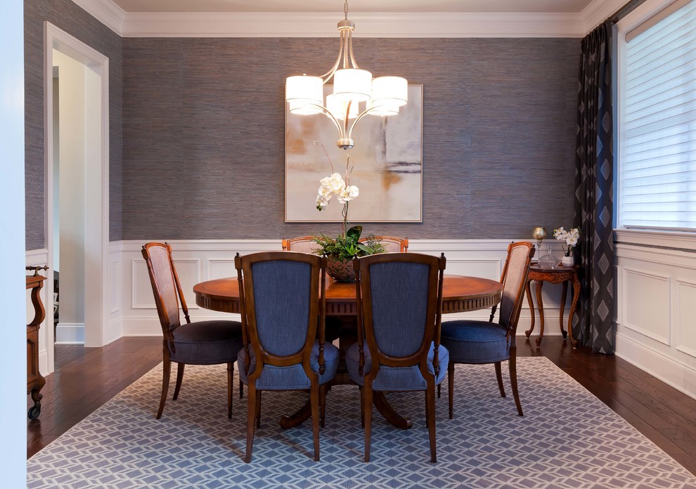 Idee per una sala da pranzo classica chiusa e di medie dimensioni con pareti blu, parquet scuro, nessun camino e pavimento marrone