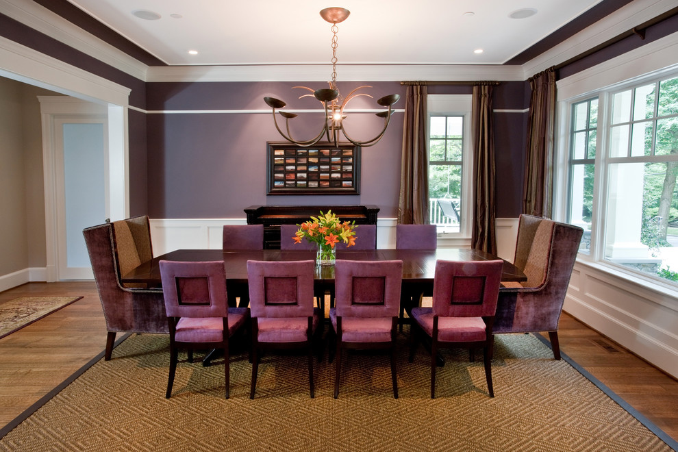 Immagine di una sala da pranzo chic chiusa con pareti viola e pavimento in legno massello medio