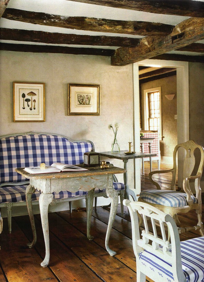 Foto di una grande sala da pranzo aperta verso il soggiorno chic con pareti grigie, pavimento in legno massello medio e camino classico