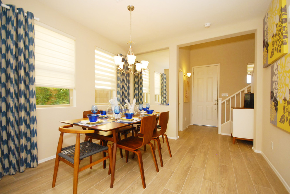 Esempio di un'ampia sala da pranzo aperta verso la cucina chic con pareti beige e parquet chiaro