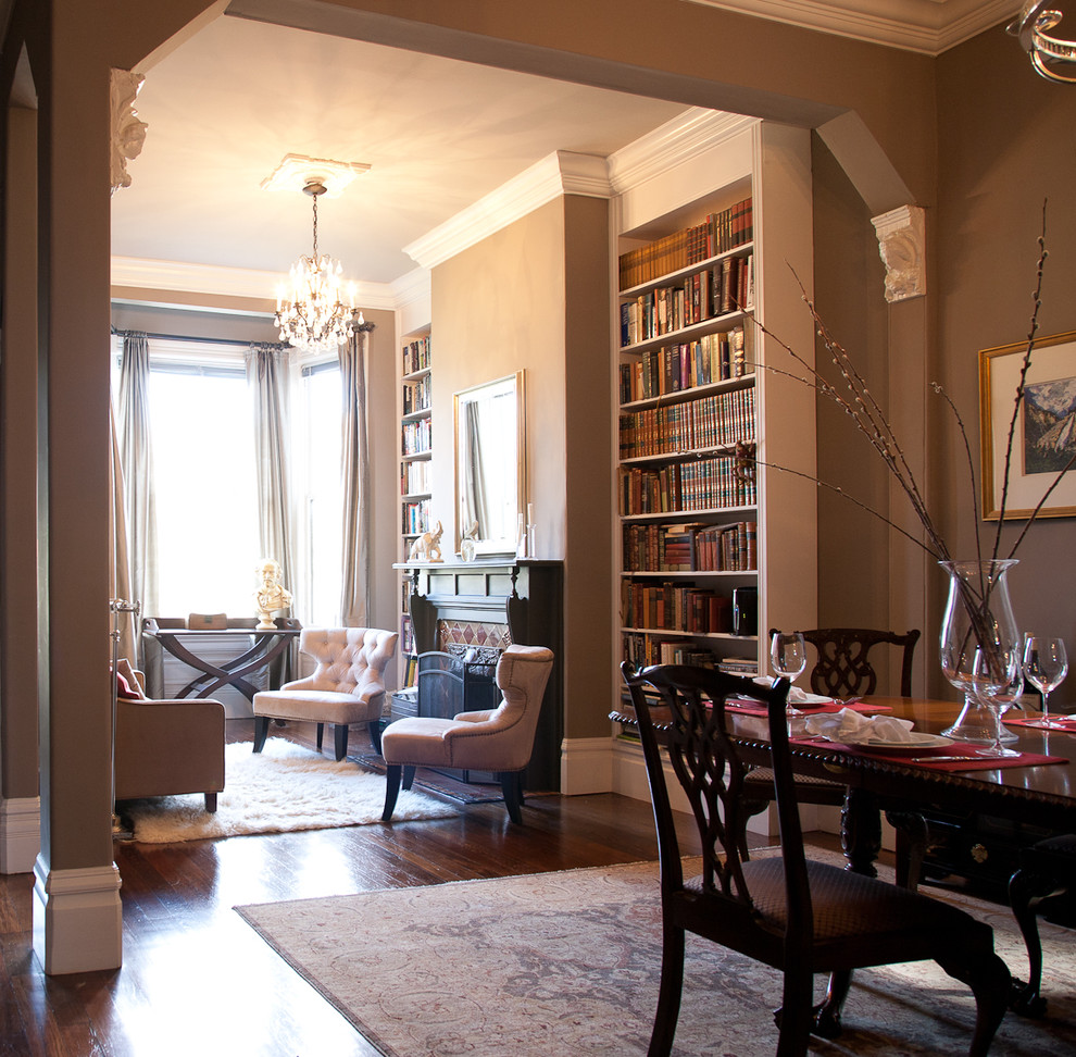 Aménagement d'une salle à manger classique de taille moyenne avec parquet foncé, un mur beige, une cheminée standard, un sol marron et un manteau de cheminée en carrelage.