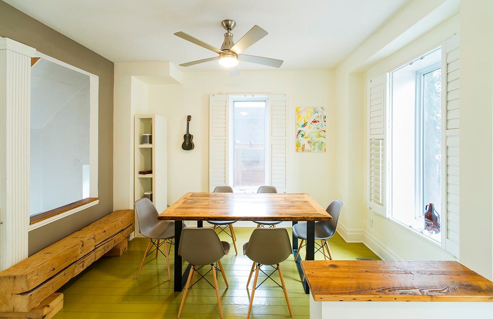 Immagine di una sala da pranzo contemporanea di medie dimensioni con pareti bianche, pavimento in legno verniciato e nessun camino